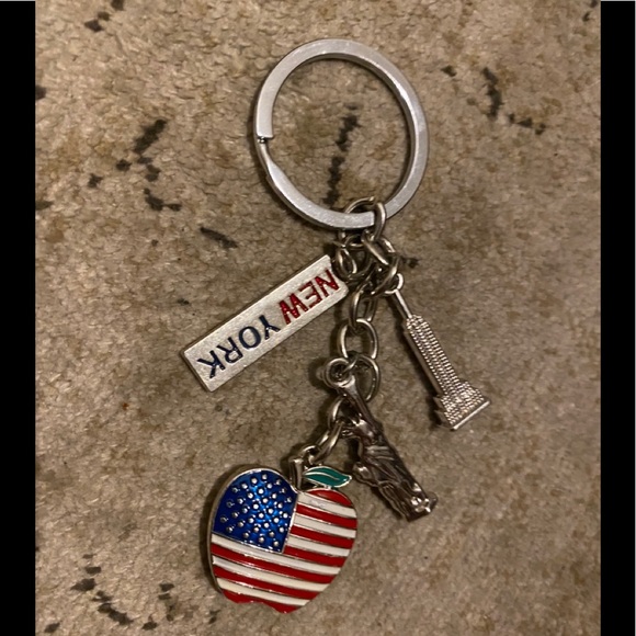 💥 (10 for $10) New York City Big Apple Keychain - Picture 1 of 2